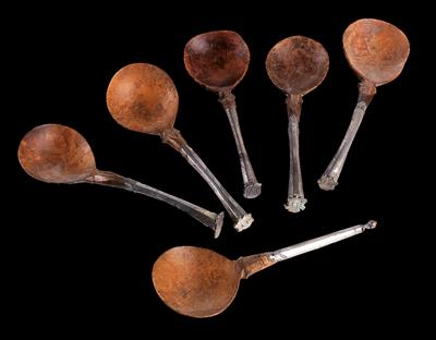 Six burl wood spoons, - Collezione Reinhold Hofstätter