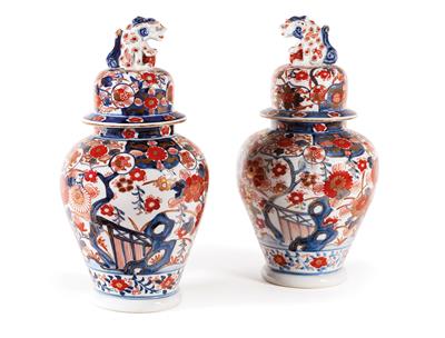 A pair of Imari covered vases, Japan, Meiji Period (1868-1912) - Majetek aristokratického původu a předměty důležitých proveniencí