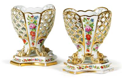 A pair of basket bowls on volute feet with base, - Di provenienza aristocratica