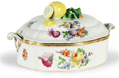 A covered tureen, - Di provenienza aristocratica