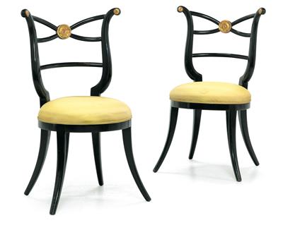 A pair of chairs, - Di provenienza aristocratica