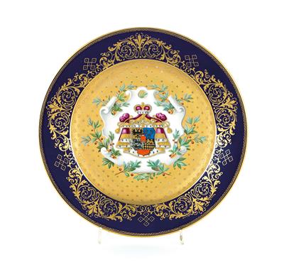 A plate with large coat of arms, - Di provenienza aristocratica