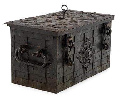 Iron coffer, - Mobili e arti decorative