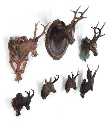 Set of 7 hunting trophies with carved heads, - Mobili rustici