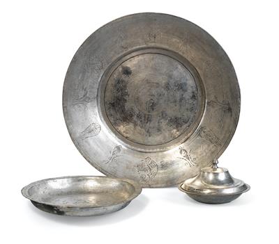 A covered tureen, 1 plate and 1 bowl, - Di provenienza aristocratica