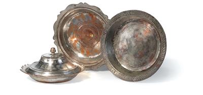 A covered tureen and 2 plates, - Di provenienza aristocratica