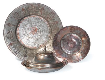 A covered tureen and 2 plates, - Majetek aristokratického původu a předměty důležitých proveniencí