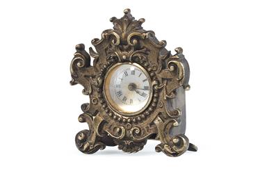 A historicist miniature table clock - Di provenienza aristocratica