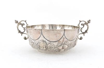 A historicist bowl, - Di provenienza aristocratica