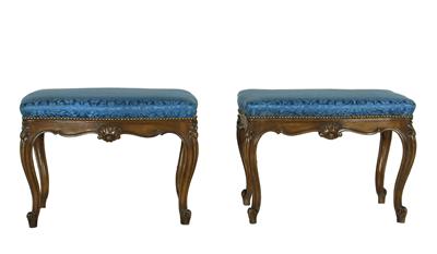 A pair of large stools, - Di provenienza aristocratica