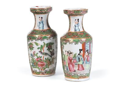 Paar Famille rose Vasen, China, späte Qing Dynastie - Aus aristokratischem Besitz und bedeutender Provenienz