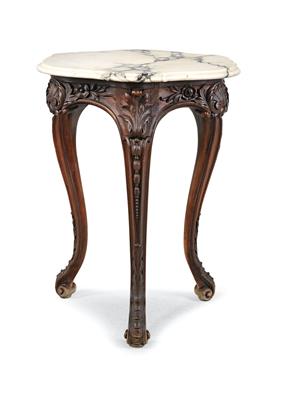 A small round side table, - Majetek aristokratického původu a předměty důležitých proveniencí