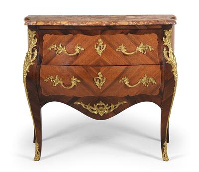 A chest of drawers, - Mobili e arti decorative