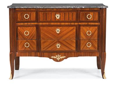 A chest of drawers, - Mobili e arti decorative
