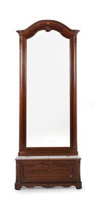 A historicist wall mirror on chest, - Furniture and Decorative Art