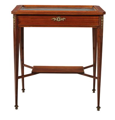 A Neo-Classical Table Display Cabinet, - Di provenienza aristocratica