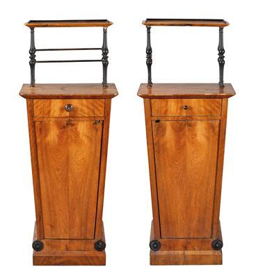 A Pair of Biedermeier Bedside Tables, - Di provenienza aristocratica