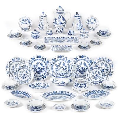 Elements of an Onion Pattern Porcelain Service: - Di provenienza aristocratica