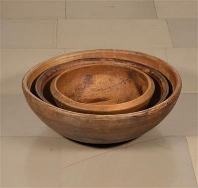 A Set of 3 Rustic Wooden Bowls of Different Sizes, - Nábytek