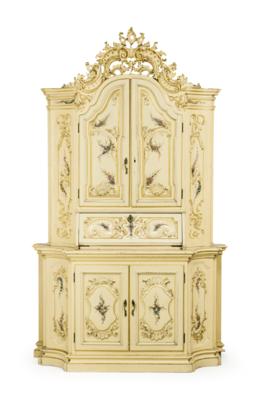 A Large Venetian Cabinet on Chest, - Nábytek