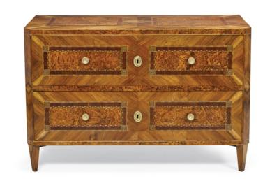 A Chest of Drawers, - Furniture