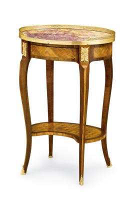 An Oval French Side Table, - Nábytek