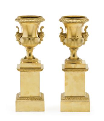 A Pair of Decorative Vases, - Nábytek