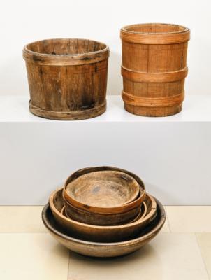 A 5-Piece Mixed Lot of Rustic Wooden Bowls and 2 Wooden Containers, - Mobili rustici