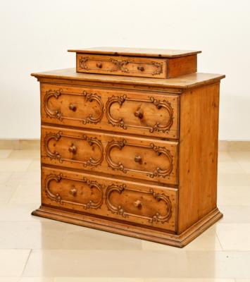 A Rustic Baroque Chest of Drawers, - Lidový nábytek