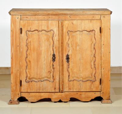 A Baroque Half-Height Cabinet, - Lidový nábytek