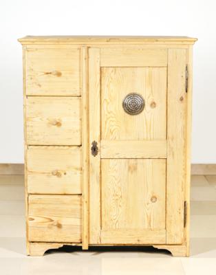 A Half-Height Pantry, - Lidový nábytek