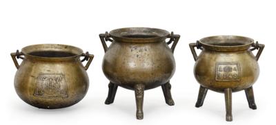 A Mixed Lot of 3 Brass Pots, - Lidový nábytek