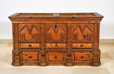 A Provincial Chest, - Lidový nábytek