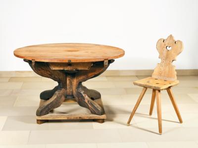 A Round Rustic Table, - Mobili rustici