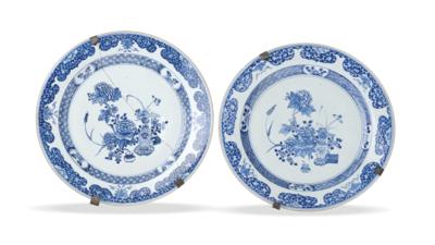 Zwei blau-weiße Teller, China, 18. Jh., - Property from Aristocratic Estates and Important Provenance