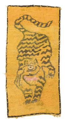 Tiger Carpet, Tibet, c. 108 x 52, - Tappeti orientali, tessuti, arazzi