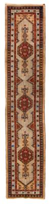 Sarab, Iran, c. 450 x 93 cm, - Orientální koberce, textilie a tapiserie