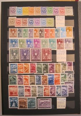 ** - Sammlung Österr. 1945/1965 u.a. mit Trachten II-Kindheit-Kärnten-Flug 1950/53-Wiederaufbau II-10 jahre Rep., - Stamps