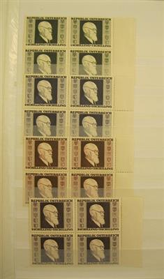 ** - Sammlung Österr. ca. 1946/1958 meist in Viererblöcken, - Briefmarken und Ansichtskarten