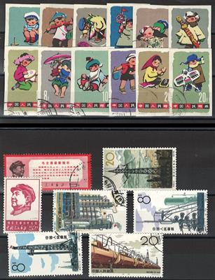 gestempelt - Kl. Partie VR China uf 2 Steckk., - Briefmarken