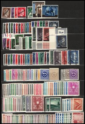 ** - Sammlung Österr. ca. 1945/1976 u.a. mit - Briefmarken und Ansichtskarten