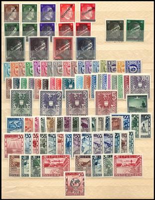 ** - Sammlung Österr. ab 1945 mit Gitter - Trachten II - Kindheit - Kärnten - Flug 1950/53 - Wiederaufbau II, - Briefmarken und Ansichtskarten