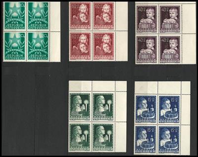 ** - Partie Österr. II. Rep. aus ca. 1948/1956 in Eckrandviererbl., - Stamps and postcards