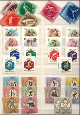 ** - Reichh. Partie Ungarn ab 1952 - viele Motiv-Sätze u. Blöcke, - Briefmarken und Ansichtskarten