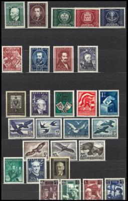 ** - Sammlung Österr. Ausg. 1945/1984 - u.a. Trachten II, - Briefmarken und Ansichtskarten
