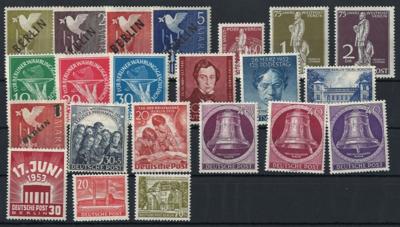 **/(*) - Sammlung Berlin 1948/1990, - Briefmarken und Ansichtskarten