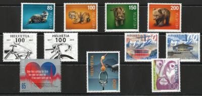 ** - Partie vorwiegend schweizer Jahreszusammenstellungen aus 1982/2017, - Stamps and postcards