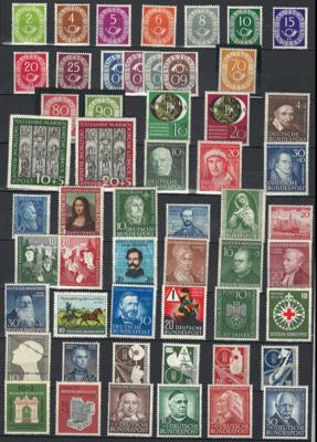 **/*/(*) - Sammlung BRD ca. 1949/1999 u.a. Posthornserie **/(*) tls. gepr. Schlegel, - Stamps and postcards