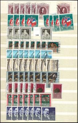 .gestempelt/**/Poststück - Österr. - Partie Dubl. Sondermarken aus 1980/ 1995 mehrfach, - Stamps and postcards
