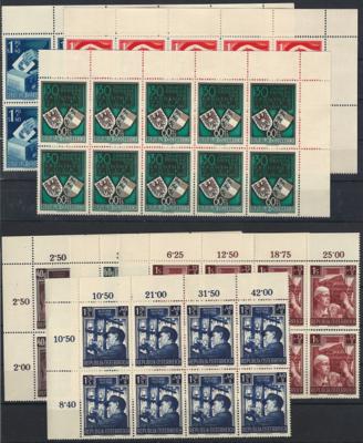**/gestempelt - Reichh. Partie Österr. ab 1945 vieles in Einheiten, - Stamps and postcards